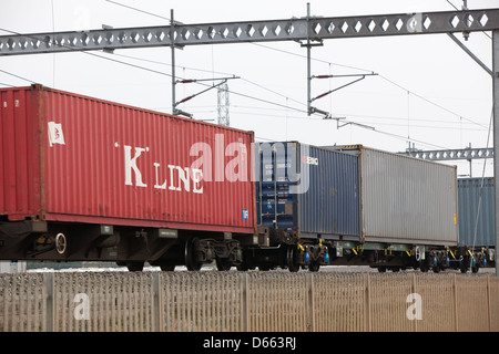 Container Fracht Reisen entlang der West Coast Mainline Railway durch die Midlands. Intermodaler Verkehr genannt. Stockfoto