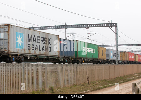 Container Fracht Reisen entlang der West Coast Mainline Railway durch die Midlands. Intermodaler Verkehr genannt. Stockfoto