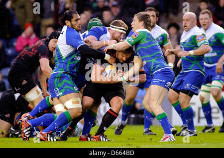 Edinburgh, Schottland. Freitag, 12. April 2013. Geoff Cross wird von George Naoupu (links), Brett Wilkinson (h/Band) und Kieran Marmion während der Edinburgh V Connacht Rabodirect Pro12 Spiel Murrayfield Stadium gestoppt. Bildnachweis: Colin Lunn / Alamy Live News Stockfoto