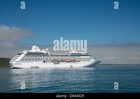 Brasilien, Bundesstaat Rio De Janeiro, Buzios. Oceania Schiff, Regatta, verankert vor der Küste von Buzios, Brasilien. Stockfoto