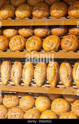 Türkische Brote für den Verkauf in einem Schaufenster, Fethiye Stockfoto