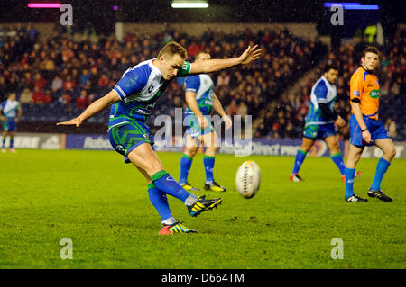 Edinburgh, Schottland. Freitag, 12. April 2013. Dan Parks tritt eine Strafe während der Edinburgh V Connacht Rabodirect Pro12 Spiel Murrayfield Stadium. Bildnachweis: Colin Lunn / Alamy Live News Stockfoto