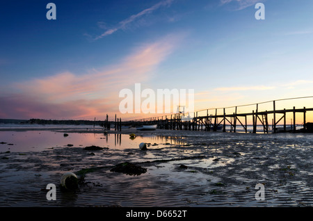 Sonnenuntergang am Sandbänke in Poole Harbour in Dorset mit Blick auf Brownsea Island Stockfoto