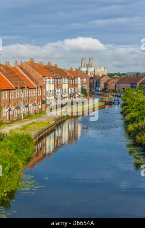 Die Beck bei Beverley flankiert von Reihenhäusern und mit dem Münster als Kulisse am leuchtenden Sommermorgen. Stockfoto