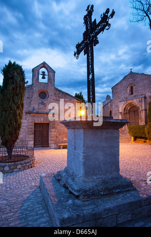 Schmiedeeisernen kreuzen sich am Place de Saint-Vincent, Les Baux de Provence, Frankreich Stockfoto