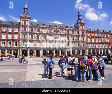 Schulgruppe auf der Plaza Mayor de Madrid, Centro, Madrid, Königreich Spanien Stockfoto