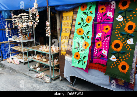 Muscheln und bunten Tisch Läufer im Mercado 28 Souvenirs und Kunsthandwerk Markt in Cancun, Mexiko Stockfoto