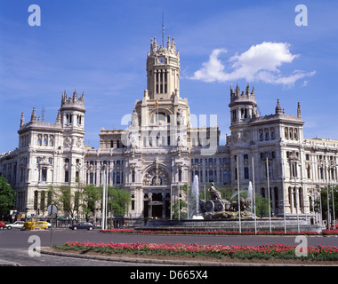 Der Cibeles-Brunnen mit Palacio de Cibeles (Cibeles-Palast) dahinter, Plaza de Cibeles, Centro, Madrid, Königreich Spanien Stockfoto