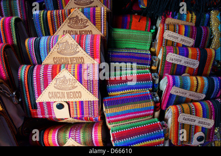 Maya-Geldbörsen im Mercado 28 Souvenirs und Kunsthandwerk-Markt in Cancun, Mexiko Stockfoto