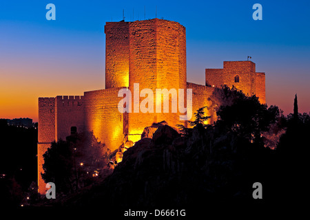 Mauern und Türme der Castillo de Santa Catalina (Schloss) in der Abenddämmerung in der Stadt Jaen, Provinz Jaén, Andalusien (Andalucia) Stockfoto