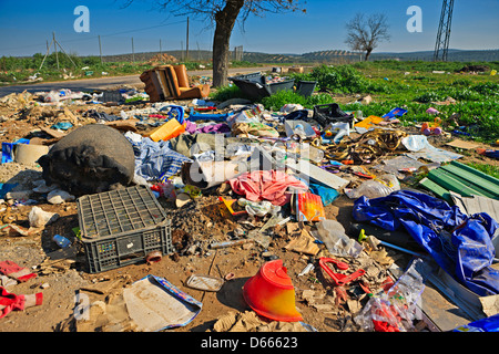 Müll/Verschmutzung entlang einer Landstraße in der Provinz Jaen, Andalusien (Andalusien), Spanien, Europa. Stockfoto