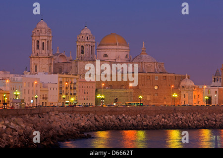 Kathedrale Nueva, neue Kathedrale in der Abenddämmerung in der Stadt Cadiz, Spanien, Andalusien (Andalusien), Costa De La Luz, Provinz Cadiz, Stockfoto