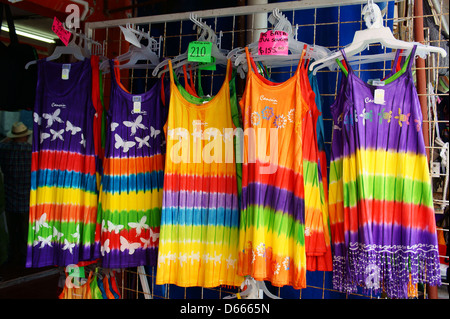 Bunte Kleider im Mercado 28 Souvenirs und Kunsthandwerk-Markt in Cancun, Mexiko Stockfoto