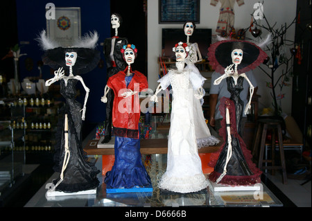 Mexikanische Catrina Figuren im Mercado 28 Souvenirs und Kunsthandwerk-Markt in Cancun, Mexiko Stockfoto