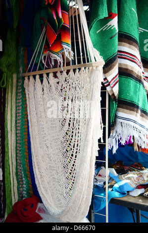 Weißen mexikanischen Hängematte, Souvenirs und Kunsthandwerk Markt Mercado 28 in Cancun, Mexiko Stockfoto