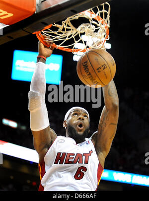 12. April 2013 - Miami, FL - Florida, USA - USA - Miami---fl-Hitze-Celtics - 041213 g---The Miami Heat Host die Boston Celtics in der American Airlines Arena.   LeBron James knallt nach Hause eine Dunk in der ersten Hälfte.            Robert Duyos, Sun Sentinel (Bild Kredit: Kredit: Sun-Sentinel/ZUMAPRESS.com/Alamy Live-Nachrichten) Stockfoto