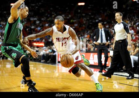 12. April 2013 - Miami, FL - Florida, USA - USA - Miami---fl-Hitze-Celtics-041213d---The Miami Heat Host die Boston Celtics in der American Airlines Arena.    Miamis Mario Chalmers arbeitet rund um Boston Lee Courtney in der ersten Hälfte.         Robert Duyos, Sun Sentinel (Bild Kredit: Kredit: Sun-Sentinel/ZUMAPRESS.com/Alamy Live-Nachrichten) Stockfoto