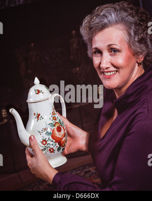 Frau mit Porzellan Teekanne. Stockfoto