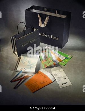 Stilleben, sortierte Papierprodukte. Stockfoto