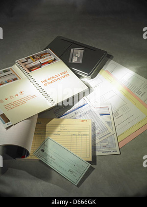 Stilleben, sortierte Papierprodukte. Stockfoto