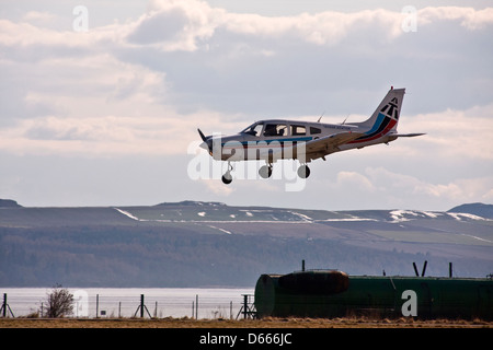 Tayside Aviation Piper PA-28 Warrior G-BIIT Flugzeug nähert sich der Start-und Landebahn am Flughafen Dundee, UK landen Stockfoto