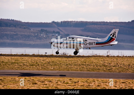 Tayside Aviation Piper PA-28 Warrior G-BIIT Flugzeuge landen auf der Start-und Landebahn am Flughafen Dundee, UK Stockfoto