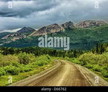 27. Juni 2012 - Denali Borough, Alaska, USA - die einzige 91-Meile (146åÊkm) Parken Straße durch die 6 Millionen Hektar (24, 500åÊkm) spektakulär malerische Denali Nationalpark & Preserve ist Kies [mit Ausnahme der ersten 15 Meilen]. Beginnend in den borealen Wald, er durchläuft Tundra (im Mittelgrund) und gleicht die imposanten Alaska Range-Berge in der Ferne sehen. (Kredit-Bild: © Arnold Drapkin/ZUMAPRESS.com) Stockfoto