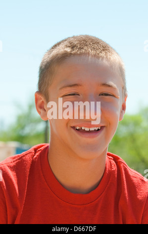 Teenager glücklich und lächelnd aus nächster Nähe Stockfoto