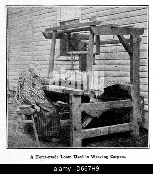 Dieses Bild stammt aus „A Student's History of Illinois“ (1917), das hausgemachte Webmaschinen als Teil der Geschichte des Bundesstaates hervorhebt. Das Foto zeigt wahrscheinlich einen handgefertigten Webstuhl und einen Teppich, der gewebt wird, was die Handwerkskunst der ländlichen Gemeinden in Illinois in der Textilproduktion unterstreicht. Stockfoto