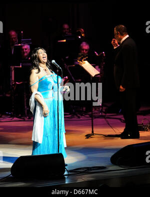 Toronto, Kanada. 12. April 2013.  Königin des Soul, Aretha Franklin führt auf der Bühne ein Roy Thomson Hall.  Bildnachweis: EXI/N8N/Alamy Live-Nachrichten Stockfoto