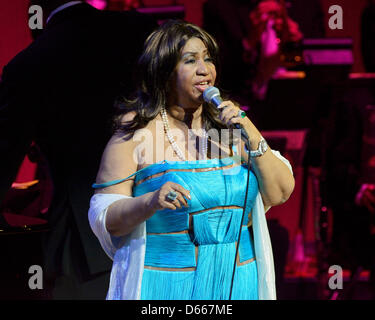 Toronto, Kanada. 12. April 2013.  Königin des Soul, Aretha Franklin führt auf der Bühne ein Roy Thomson Hall.  Bildnachweis: EXI/N8N/Alamy Live-Nachrichten Stockfoto