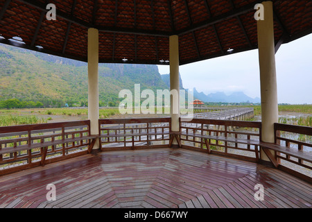 Holz-Brücke bei Sam Roy Yod Nation Park, Provinz Prachuapkhirikhan, Süden von Thailand Stockfoto