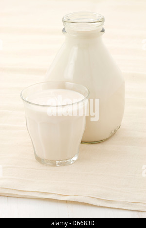 Frische, gesunde Sojamilch auf schöne Käsetücher, nahrhaft und köstlich Milchersatz. Stockfoto