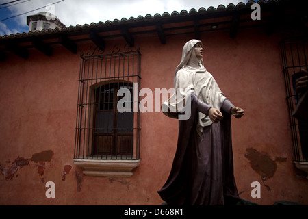 Eine Heiligenfigur erscheint während der Karwoche in Antigua Guatemala, Guatemala, 27. März 2013. Stockfoto