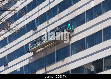 Männer arbeiten auf areal Arbeitsbühne - USA Stockfoto