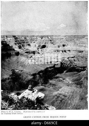 Dieses Bild aus einem Tourbuch aus dem Jahr 1920 zeigt den Grand Canyon, insbesondere den Mojave Point, einen der bemerkenswerten Aussichtspunkte. Das Foto zeigt die atemberaubenden geologischen Formationen und die weite Landschaft und bietet einen Einblick in Amerikas natürliche Schönheit, wie sie in den Nationalparks festgehalten wird. Stockfoto