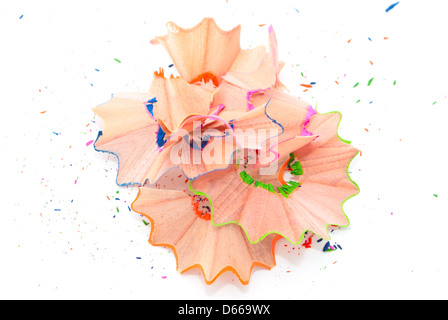 Buntstift Späne isoliert auf weiss Stockfoto