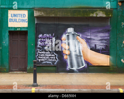 Graffiti-Künstler Werbung sich auf Auslöser in Manchester UK Stockfoto