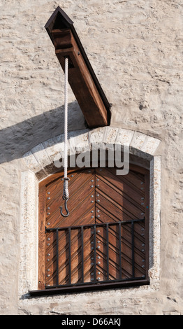 Vintage Strahl Kran an der Wand in der Altstadt von Tallinn, Estland Stockfoto