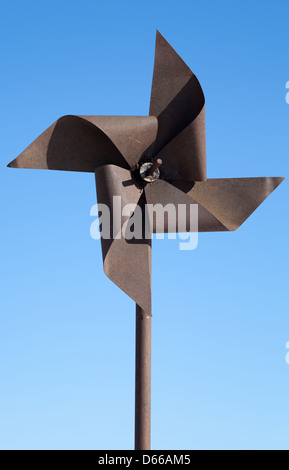 Alte verrostete Metall Wind Whirligig vor blauem Himmel Stockfoto