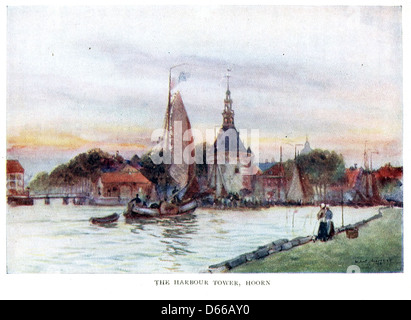 Das Foto zeigt den Hafenturm in Hoorn, einer historischen Hafenstadt in den Niederlanden. Dieses Bild ist Teil des Reiseprotokolls „A Wanderer in Holland“ von 1905, der bedeutende Sehenswürdigkeiten im ganzen Land hervorhebt. Stockfoto