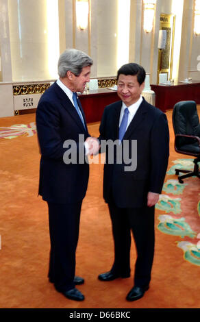 US-Außenminister John Kerry mit chinesischen Staatspräsidenten Xi Jinping in der großen Halle des Volkes 13. April 2013 in Peking trifft. Kerry forderte Peking, um seinen Einfluss auf Nordkorea zu verwenden, um Spannungen abzubauen. Stockfoto