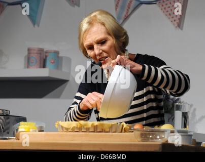 Excel, London, UK. 12. April 2013.  Starkoch Mary Berry auf der internationalen Messe von Kuchen. Bildnachweis: KEITH MAYHEW/Alamy Live-Nachrichten Stockfoto