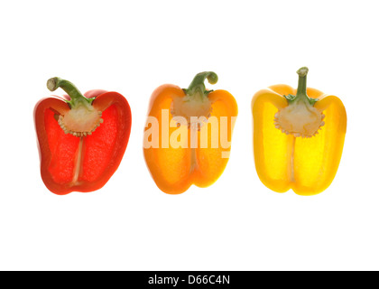 In Folge drei gemischte Paprika aufschneiden, Gegenlicht Stockfoto