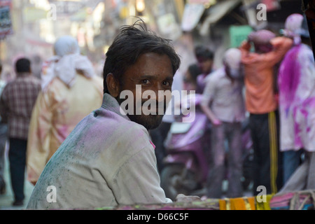 Mann am Holi Tag Stockfoto