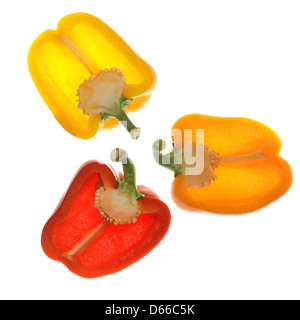 Drei gemischte Paprika aufschneiden, Gegenlicht Stockfoto
