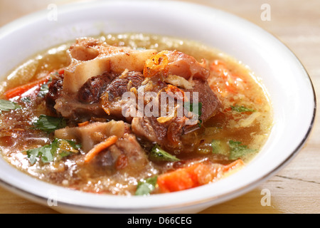 Indonesische feinen berühmten Ochsenschwanzsuppe Eintopf serviert in einer Schüssel Stockfoto