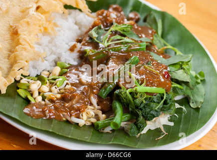 Nasi Pecel ist ein javanisches Reisgericht mit Mix Gemüse und Erdnuss-Sauce serviert Stockfoto