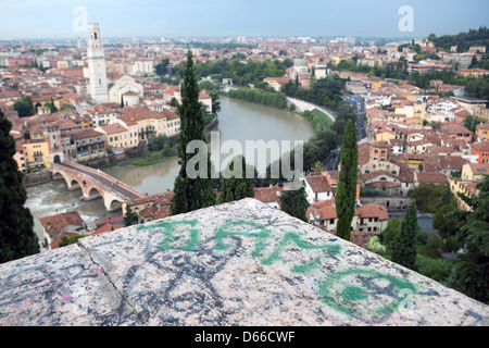 Blick die alte Stadt Verona, Italien. Schrift an der Wand sagt "Tiamo". Stockfoto