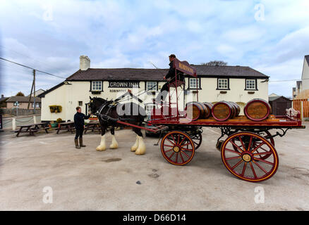 Lixwm, Flintershire, UK. 13. April 2013.  Lixwm, beginnt Flintshire Real Ale Trail. Bus basierte real Ale Trail über neun Gasthäuser rund um den ländlichen Gebieten von Flintshire. Stockfoto